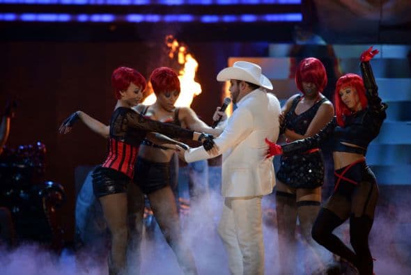 Fuego, mujeres y Gerardo Ortiz.