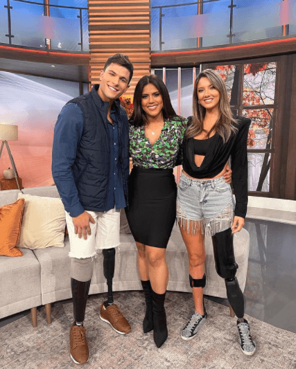 Para aquellas ocasiones en las que el corto de la falda no sea tan apropiado, se puede compensar fácilmente con unas medias.