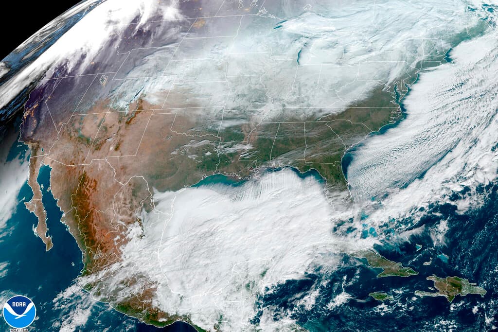 Esta imagen satelital proporcionada por la Administración Nacional Oceánica y Atmosférica (NOAA) muestra los sistemas meteorológicos en América del Norte durante que causaron tormenta invernal navideña de 2022, la peor tormenta registrada en Estados Unidos en medio siglo. Esta fuerte tormenta invernal dejó sin electricidad a cientos de miles de hogares y negocios en todo Estados Unidos el sábado, dejó a millones más preocupados por la posibilidad de más apagones y paralizó a la policía, los departamentos de bomberos y varios de los aeropuertos más importantes del país..