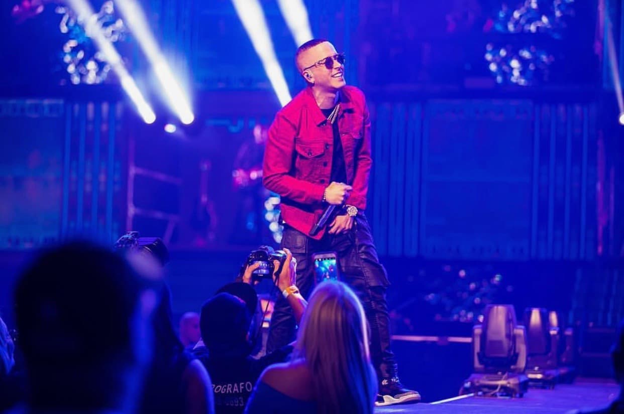 Realmente Yandel luce muy diferente sin bello facial, ¿a poco no?