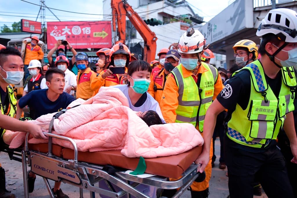El ministerio de Salud detalló que al menos 79 personas acudieron para recibir atención médica por heridas o fueron enviadas al hospital.