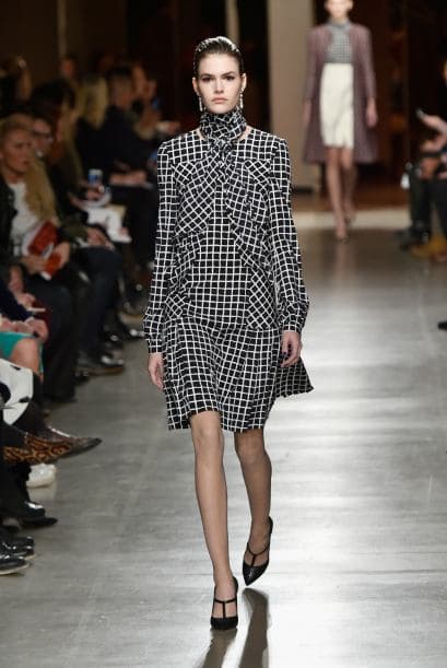 Busca los estampados geométricos en blanco y negro, como esté de Oscar de la Renta. Fueron una constante en las pasarelas.