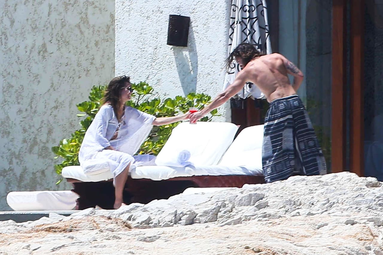 Ambos no dejaron de expresarse amor mientras disfrutaban del sol, la piscina y la playa.