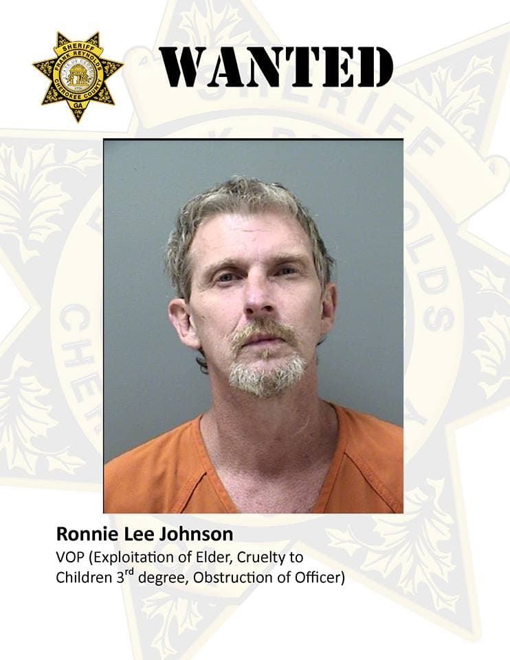 RONNIE LEE JOHNSON. Acusado de explotación de un adulto mayor, crueldad infantil en tercer grado y obstrucción a un oficial. Si lo has visto, llama al 911 o al 678-493-4080.