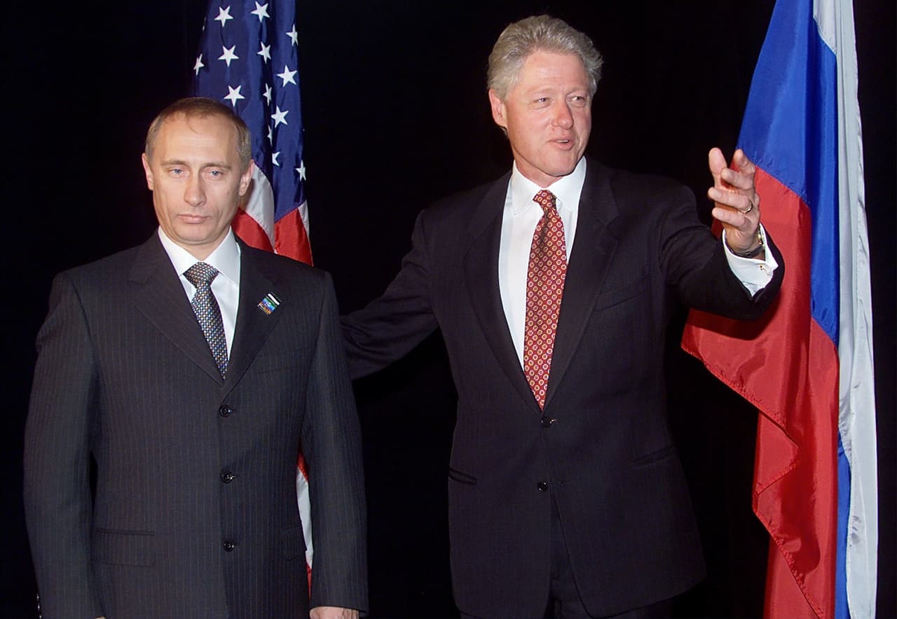 El primer encuentro de Vladimir Putin con un presidente estadounidense. Entonces era primer ministro de Rusia y Bill Clinton era el presidente de Estados Unidos. Se celebraba en Nueva Zelanda el Foro de Cooperación Económica Asia-Pacífico (APEC). Era septiembre de 1999 y entonces el presidente de Rusia era Boris Yeltsin.