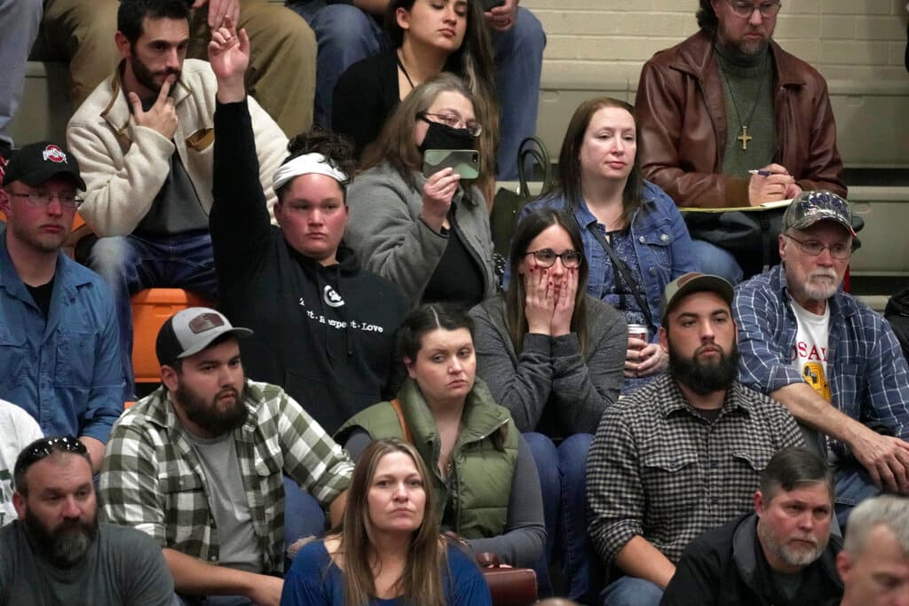 Vecinos de East Palestine en la asamblea sobre el descarrilamiento del tren que transportaba sustancias tóxicas.