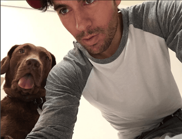 Enrique Iglesias es uno de los nominados más guapos en esta entrega de Latin GRAMMY, pero sin duda su perro Jack es todo un galanazo de cuatro patas.