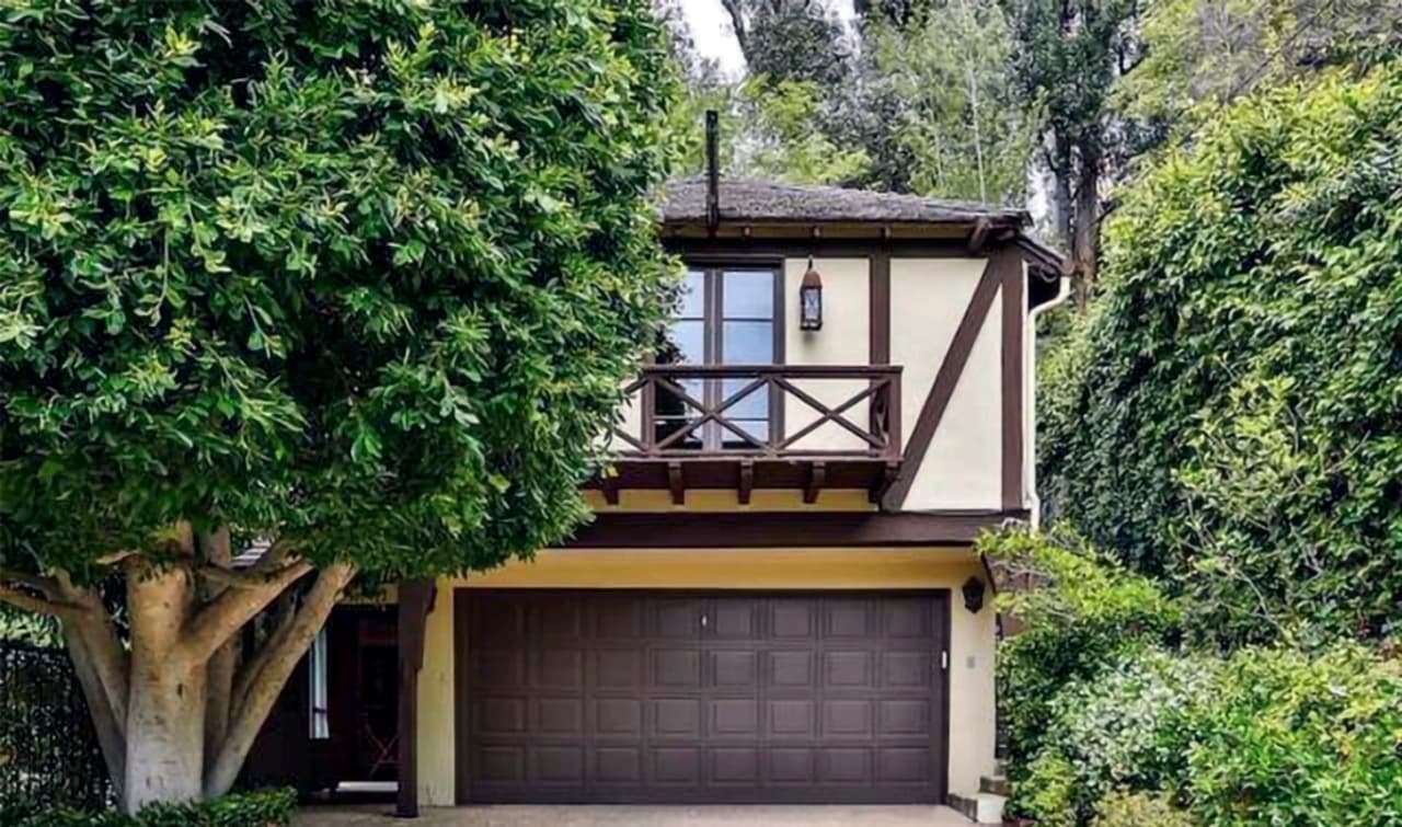 Puede resguardar al menos 
<b>10 vehículos </b>en ambos garajes.
<br>