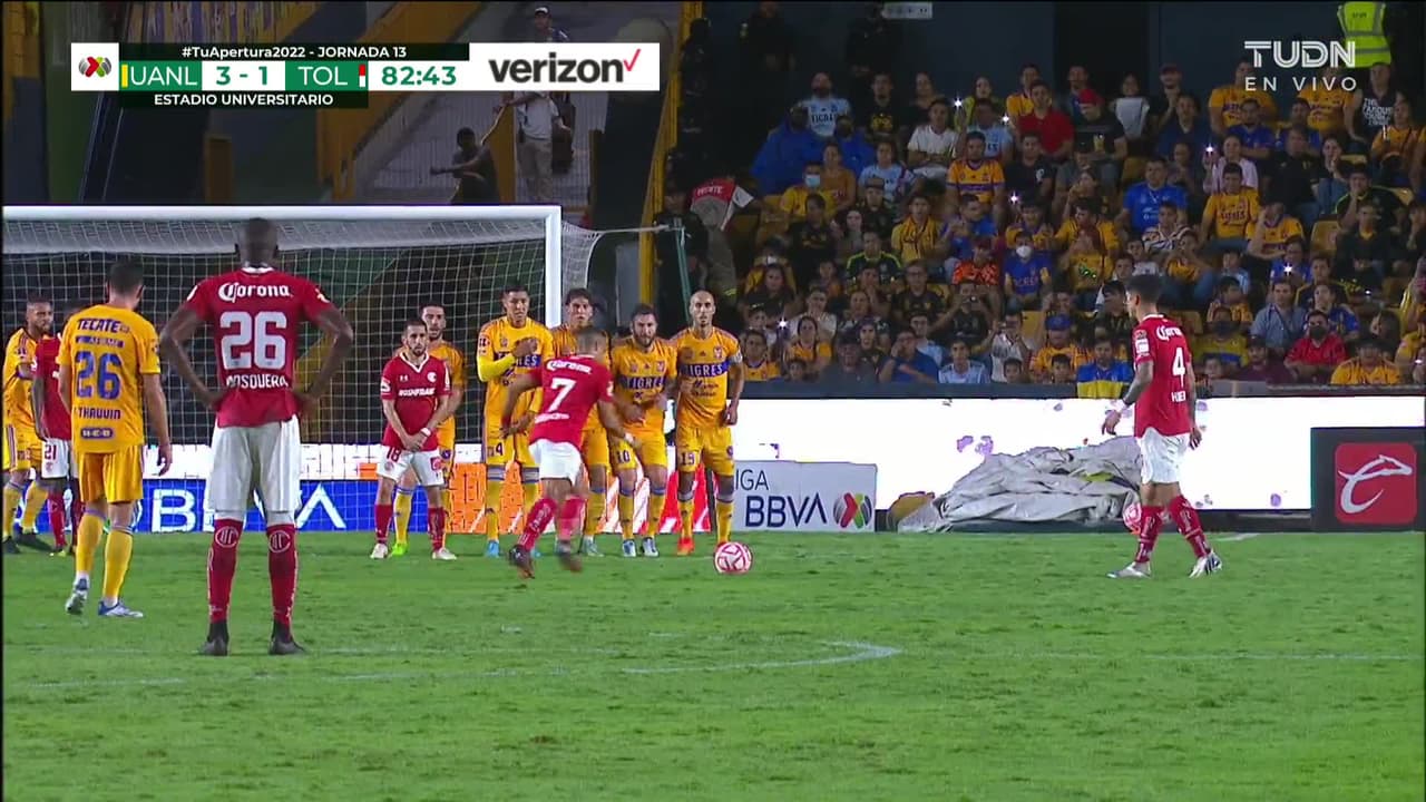 ¡TIRO ATAJADO! disparo por Camilo Sanvezzo.