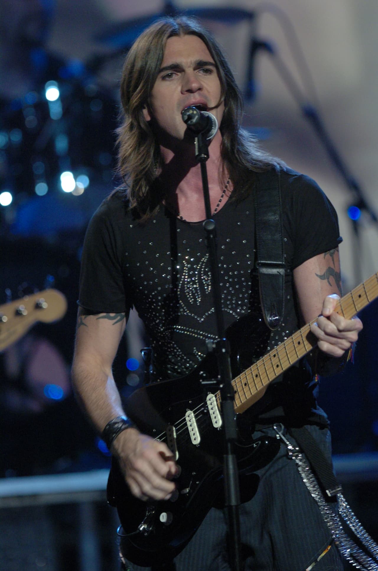 Juanes lanzaba esa misma semana su disco 'Mi Sangre' y estrenaba el sencillo 'Nada valgo sin tu amor' en el escenario de Premios Juventud.