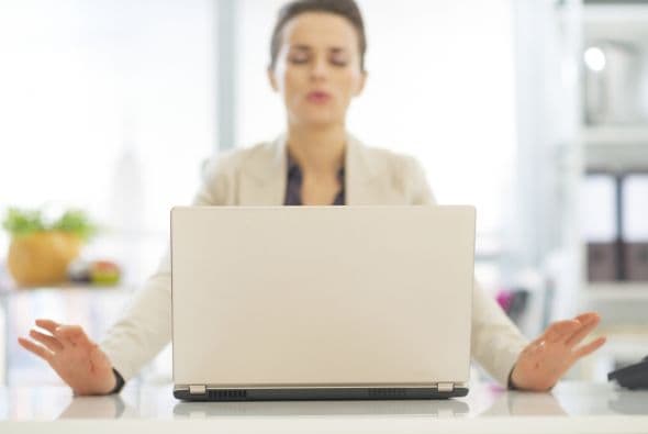 Evita volver a tu casa destrozada, con estos prácticos ejercicios de estiramiento que puedes hacer en un dos por tres, mientras te preparas un café o durante el ‘lunch break’.