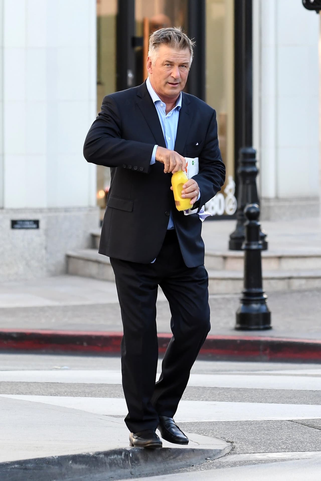 Alec Baldwin, por su parte, compartió la publicación de Hilaria y comentó: "Mi esposa es buena y generosa".