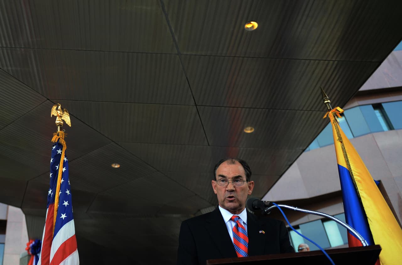 <h2 class="cms-H2-H2">Expulsión del embajador de Estados Unidos en Venezuela y tensiones con Álvaro Uribe</h2>
<br>
<br>En septiembre de 2008, durante un mitin celebrado en Caracas, Chávez expulsó al embajador de Estados Unidos en Venezuela entre insultos, groserías e improperios. La decisión supuso uno de los choques más sonados en las relaciones bilaterales entre los dos países. Washington no tiene embajada en Venezuela desde entonces. 
<br>
<br>Otro de sus choques diplomáticos fue con el entonces presidente de Colombia, Álvaro Uribe, con quien discutió a gritos durante un almuerzo en la Cumbre de Río en Cancún, México, el 23 de febrero de 2010.
<br>