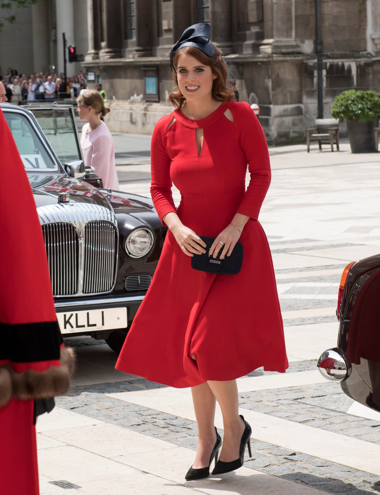 Eugenie ha usado en más de una ocasión prendas en este color -y con cortes estratégicos- que la hacen sobresalir, como este vestido de
<b><a href="http://www.eponinelondon.com/">Eponine</a></b> para el cumpleaños 90 de la reina.