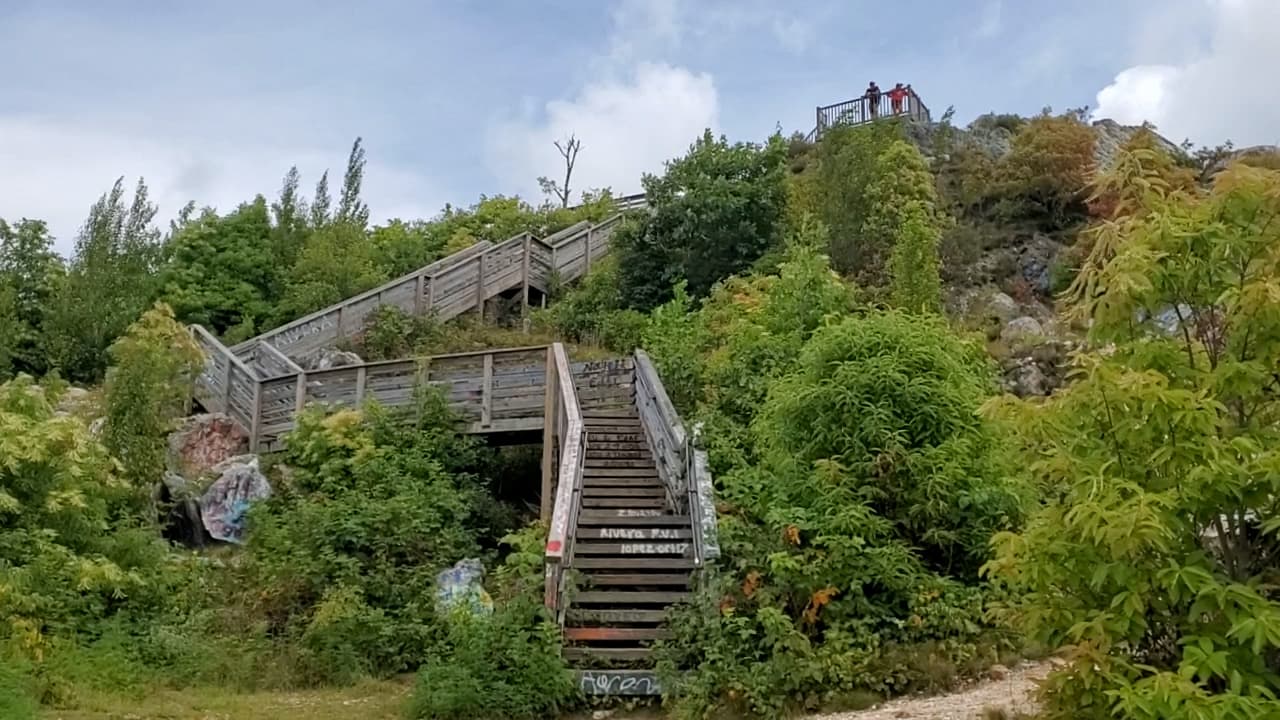 Desde la base de la montaña se puede apreciar la plataforma superior, llamada Hal Herrin, en honor al donante del terreno en el que se construyó el mirador.