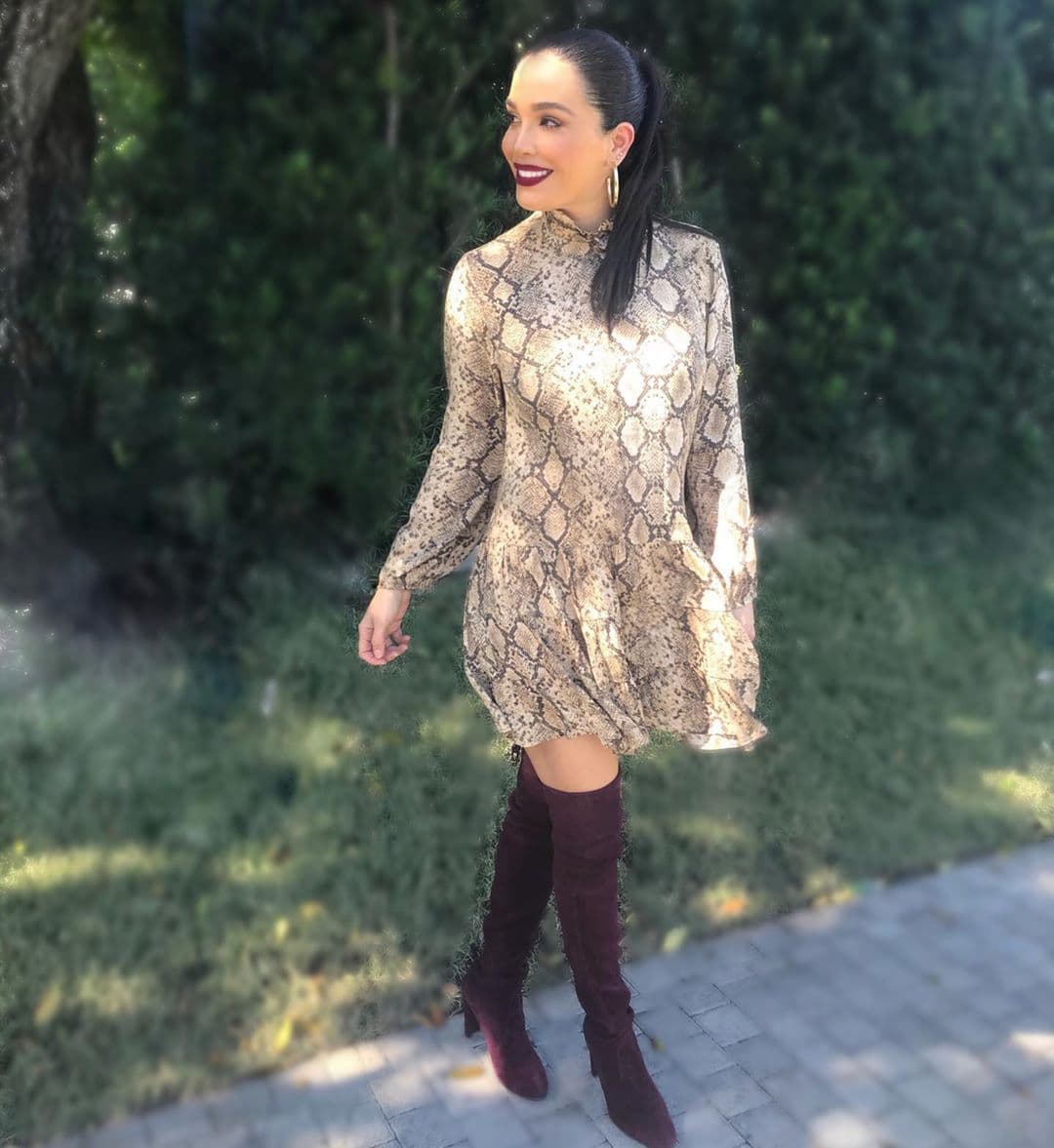 En esta foto no solo destacan las extensiones que agregó a su cabello, sino también el vestido 'animal print'.