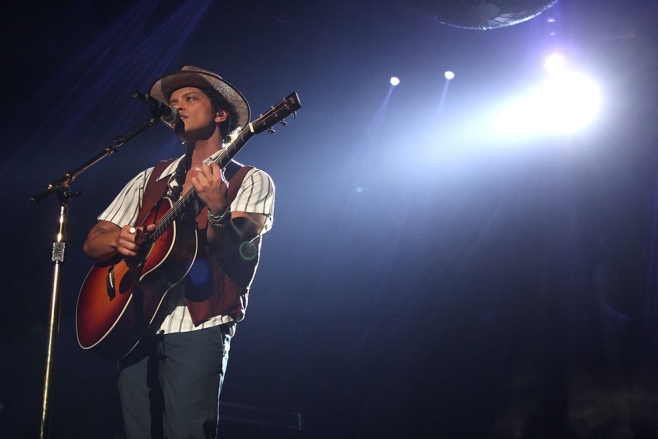 Su apodo, Bruno Mars, nació cuando era pequeño y su padre le puso Bruno desde que tenía dos años y el Mars llegó luego para crear su nombre artístico fuera de lo terrenal.