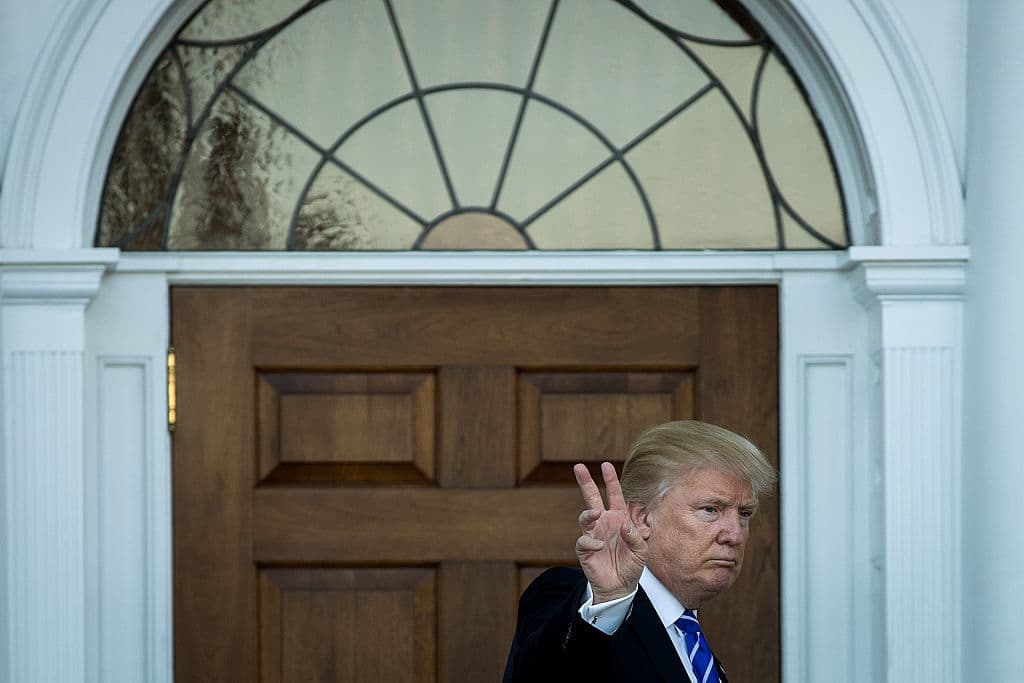 Los tres escándalos que persiguen a Trump y que se han visto opacados por su guerra contra 'Hamilton'