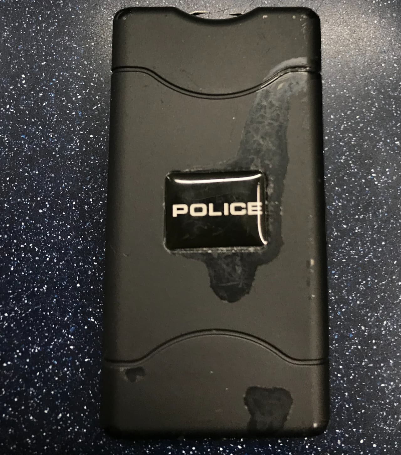 Varias armas fueron confiscadas durante los disturbios, informó la policía. "Esto no es una herramienta de protesta pacífica", tuiteó acerca de este objeto.