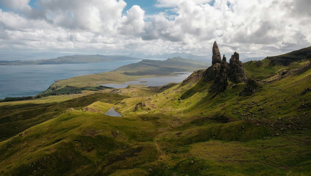 Niebla, colinas y costa definen la experiencia de viajar por la Isla de Skye.