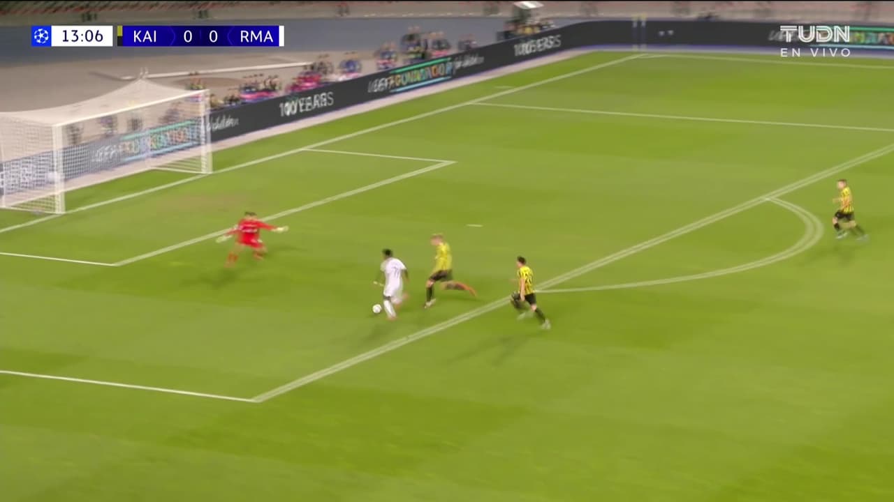 ¡Se acerca el Real Madrid! Vinicius Jr intenta pero el balón se va por el costado