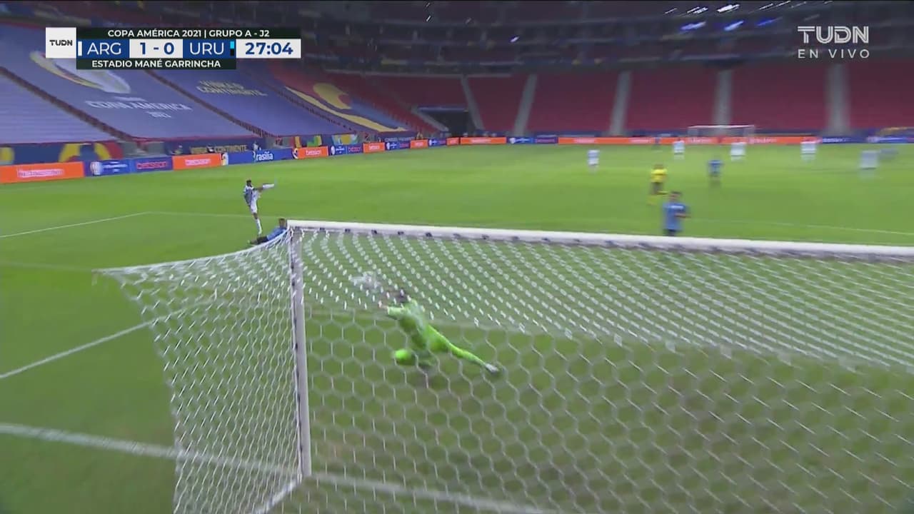 ¡De locura! Cavani pide penalti y Argentina responde con un zapatazo