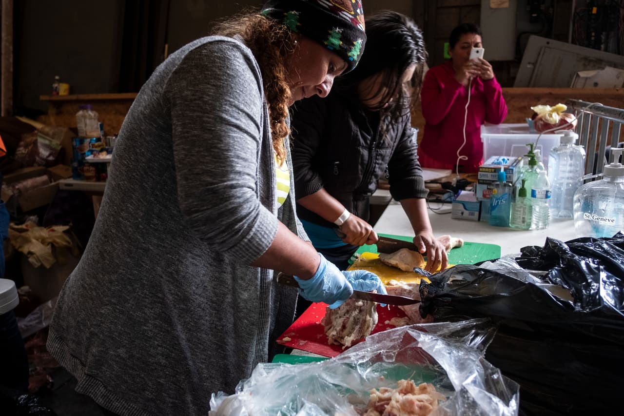 Mientras esos momentos de tensión se vivieron en la frontera, muchos migrantes que están instalados en un refugio temporal en el centro de Tijuana, prepararon la cena de Año Nuevo.