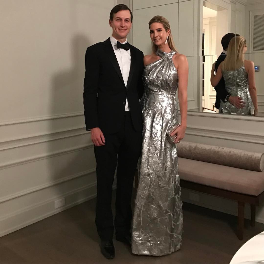 Llueven críticas a Ivanka Trump por fotografiarse con un vestido de 5,000 dólares mientras los refugiados eran retenidos en los aeropuertos