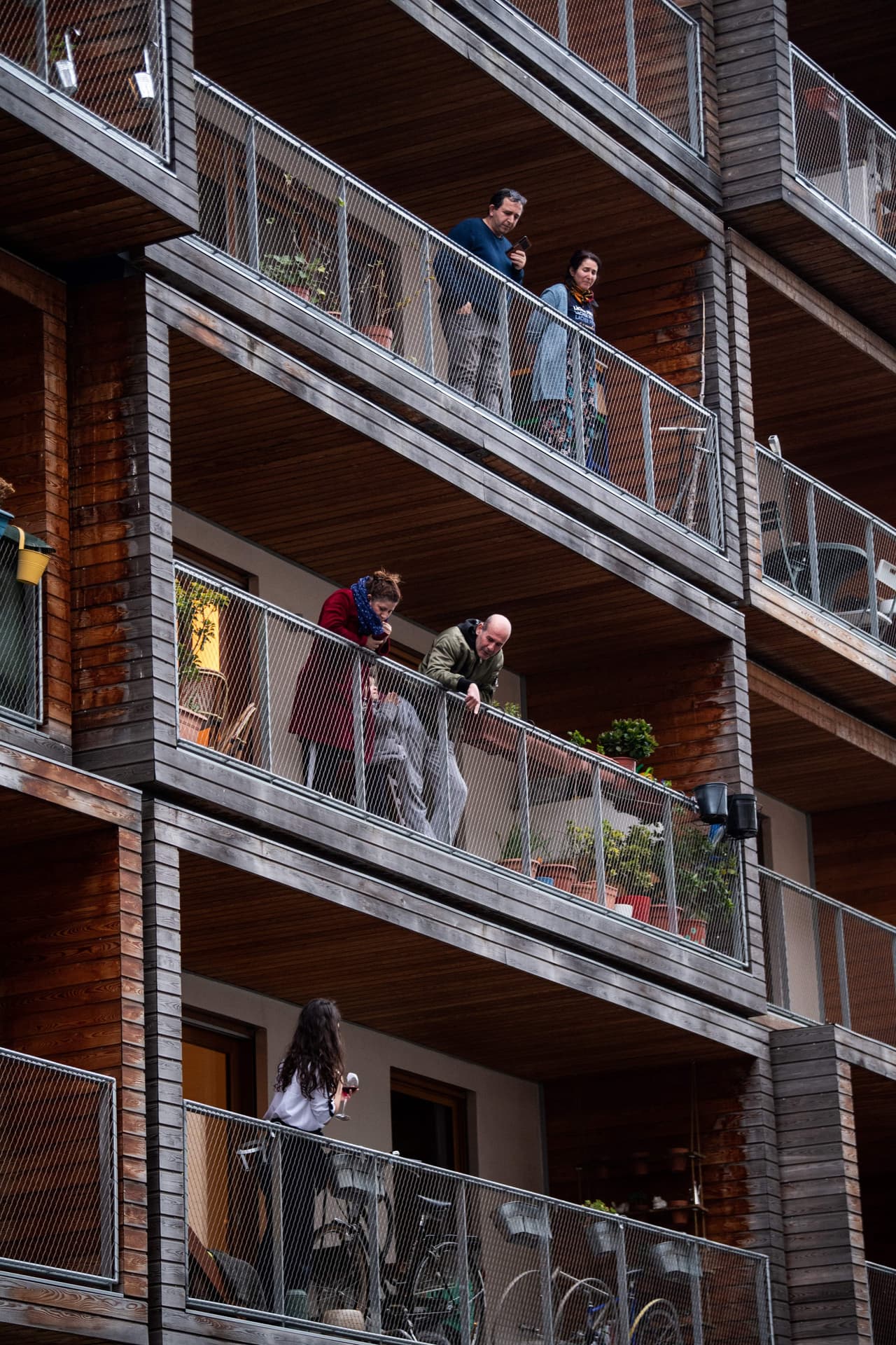 Otras charla vecinal en París desde tres pisos diferenentes. "Estamos inevitablemente atrapados en la situación", dice Peralta a la agencia AFP.