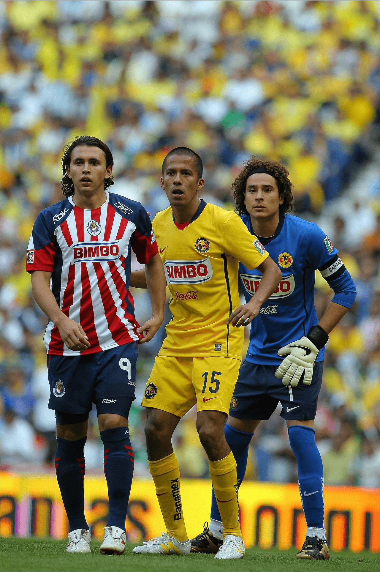 Carlos Hermosillo ha sido el jugador en anotar cinco goles con el América y Chivas en un clásico, cuatro con el América y uno con el Guadalajara.