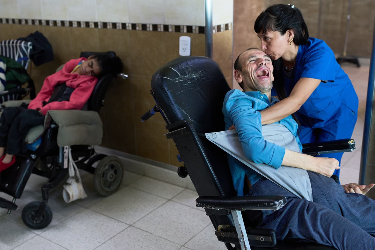 iselle Correa besa al residente Flavio Méndez en el Pequeño Cottolengo.