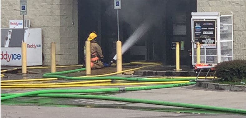 Reportan incendio en un negocio al noroeste de Houston 