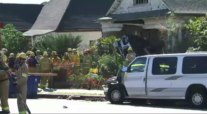 Automóvil se estrelló contra hogar en Boyle Heights y dejó dos fallecidos