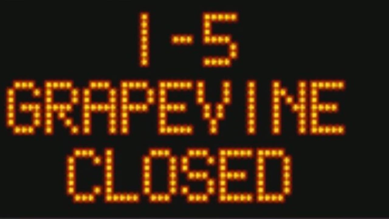 <b><a href="https://www.univision.com/local/fresno-kftv/mantienen-cierre-autopista-5-altura-grapevine-debido-tormenta-de-nieve">La autopista 5 se mantiene cerrada </a></b>debido a la misma razón: la fuerte nevada que cae sobre las montañas de California.