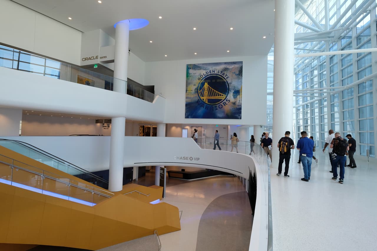 Aunque el Chase Center cuenta con menos asientos que el Oracle Arena, el diseño de las gradas hace que los fanáticos se sientan cerca de la acción aunque estén en los niveles superiores.
<br>