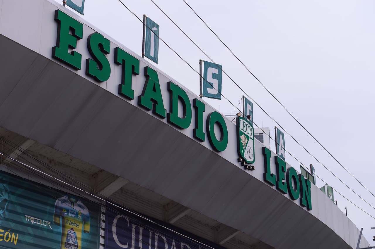 El Nou Camp de León contrasta con el cielo nublado previo al juego entre León y Pumas.