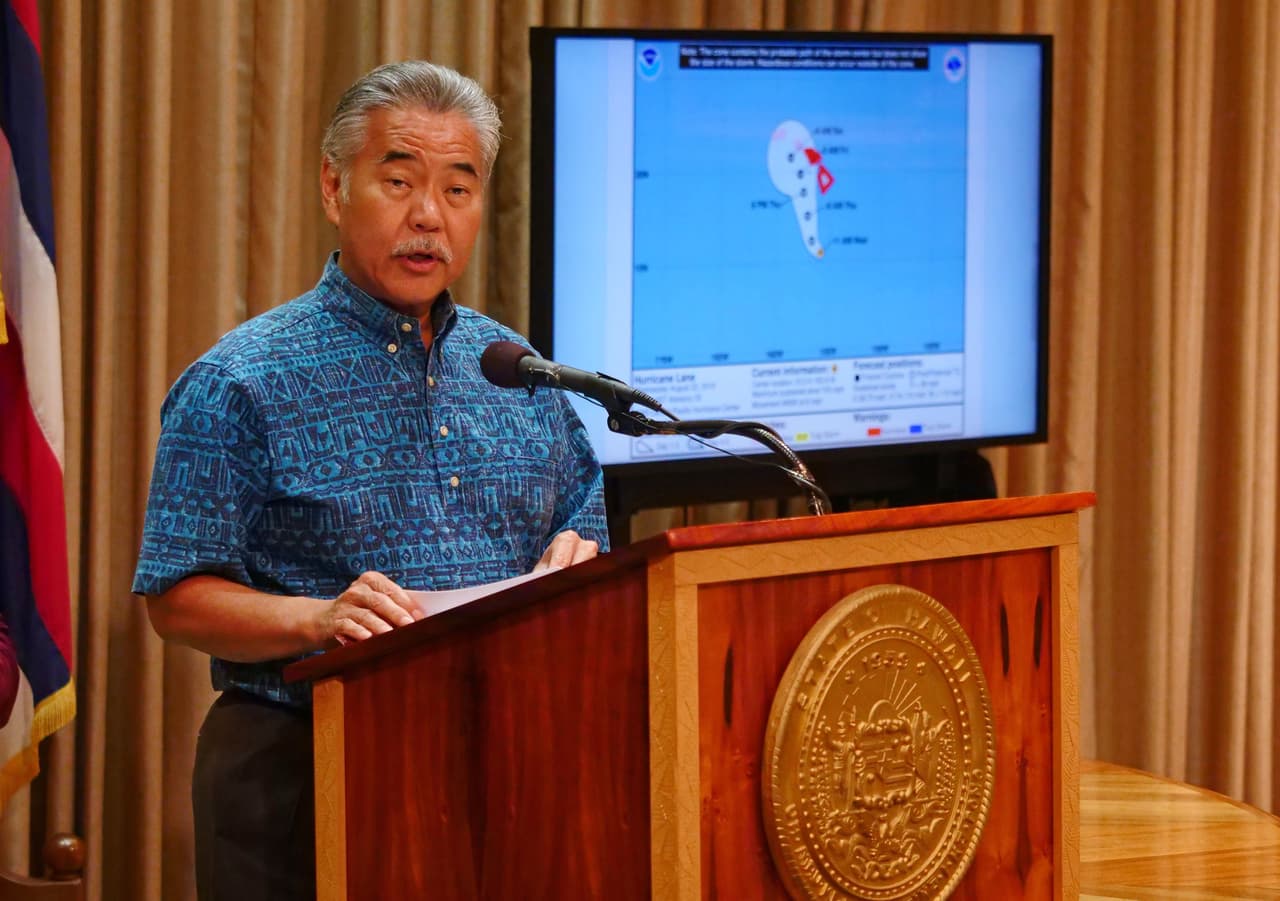 ✅ 
<b>Hawaii |</b> FEMA informó el 29 de agosto la aprobación de fondos a este estado. En la foto, su gobernador, el demócrata David Ige.
<br>
<br>FEMA explicó que El Departamento del Trabajo estimó que los fondos podían demorar inicialmente un promedio de tres semanas desde el 8 de agosto (cuando Trump firmó el memorando), mientras los estados y territorios ajustan sus sistemas en concordancia con el proceso de revisión de la agencia.