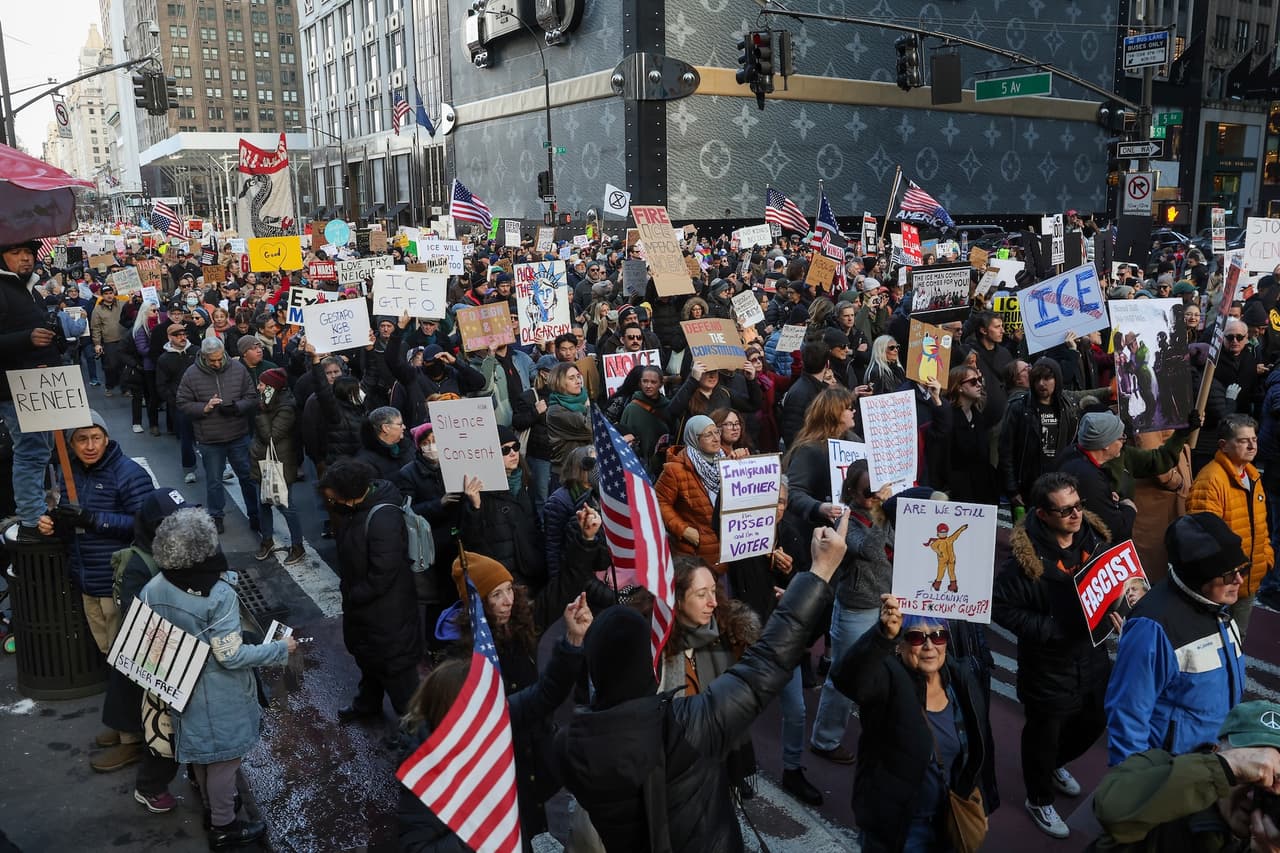 La movilización es parte de una serie de protestas masivas en todo el país tras la muerte de Good, una 
<b>madre de 37 años y poeta originaria de Colorado Springs,</b> que se encontraba a bordo de su vehículo mientras transcurría un operativo migratorio en Minneapolis el pasado miércoles.