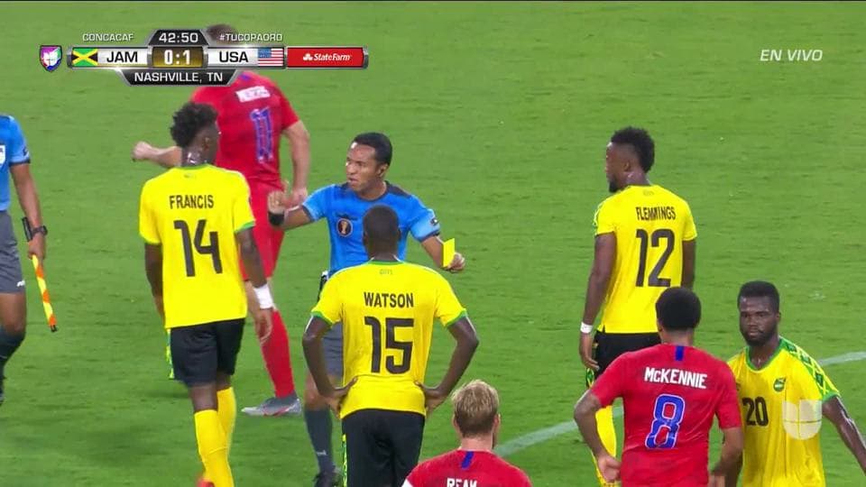 Tarjeta amarilla. El árbitro amonesta a Junior Flemmings de Jamaica