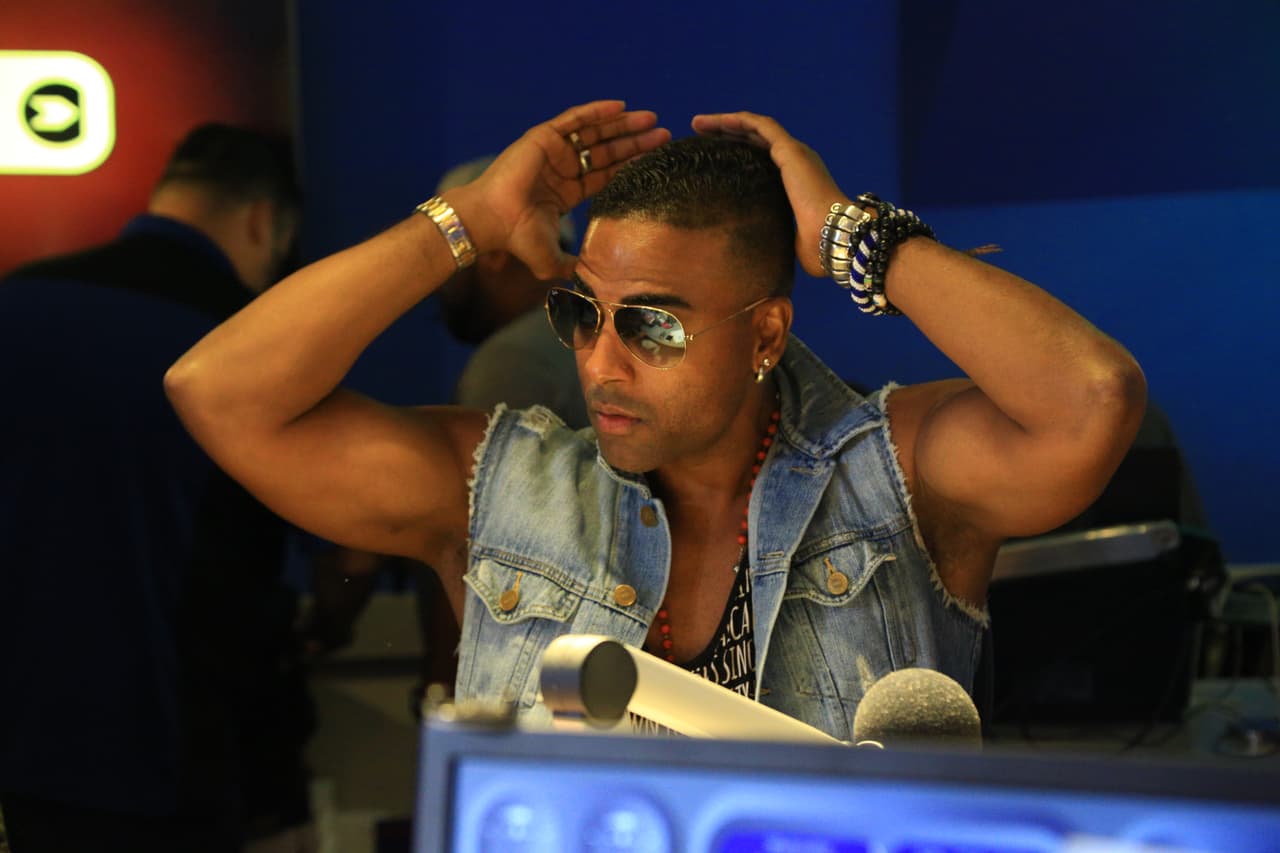 Yotuel poniéndose lindo para la cámara.