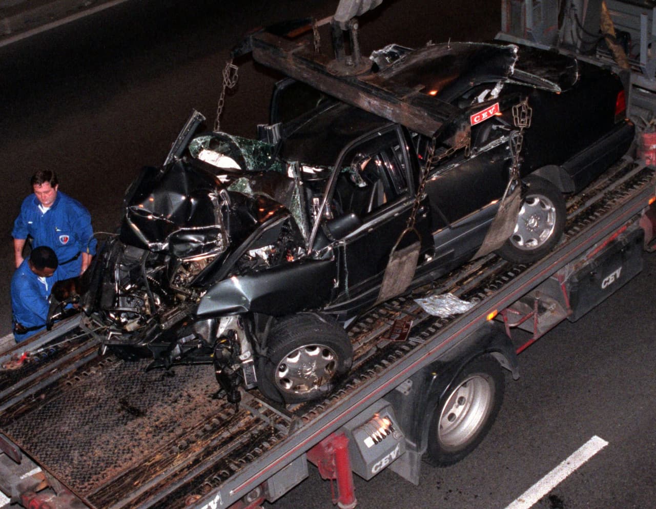 El mercedes de Lady Diana iba a alta velocidad y se estrelló contra una columna de concreto.