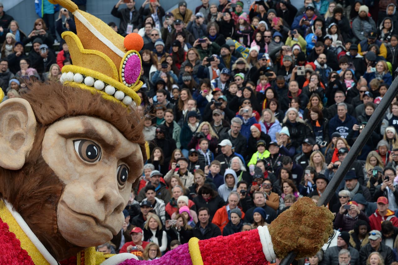 Miles de aficionados que pasaron la noche bajo una ocasional lluvia ligera y arropados para soportar 50 grados de temperatura, degustaron de este desfile.