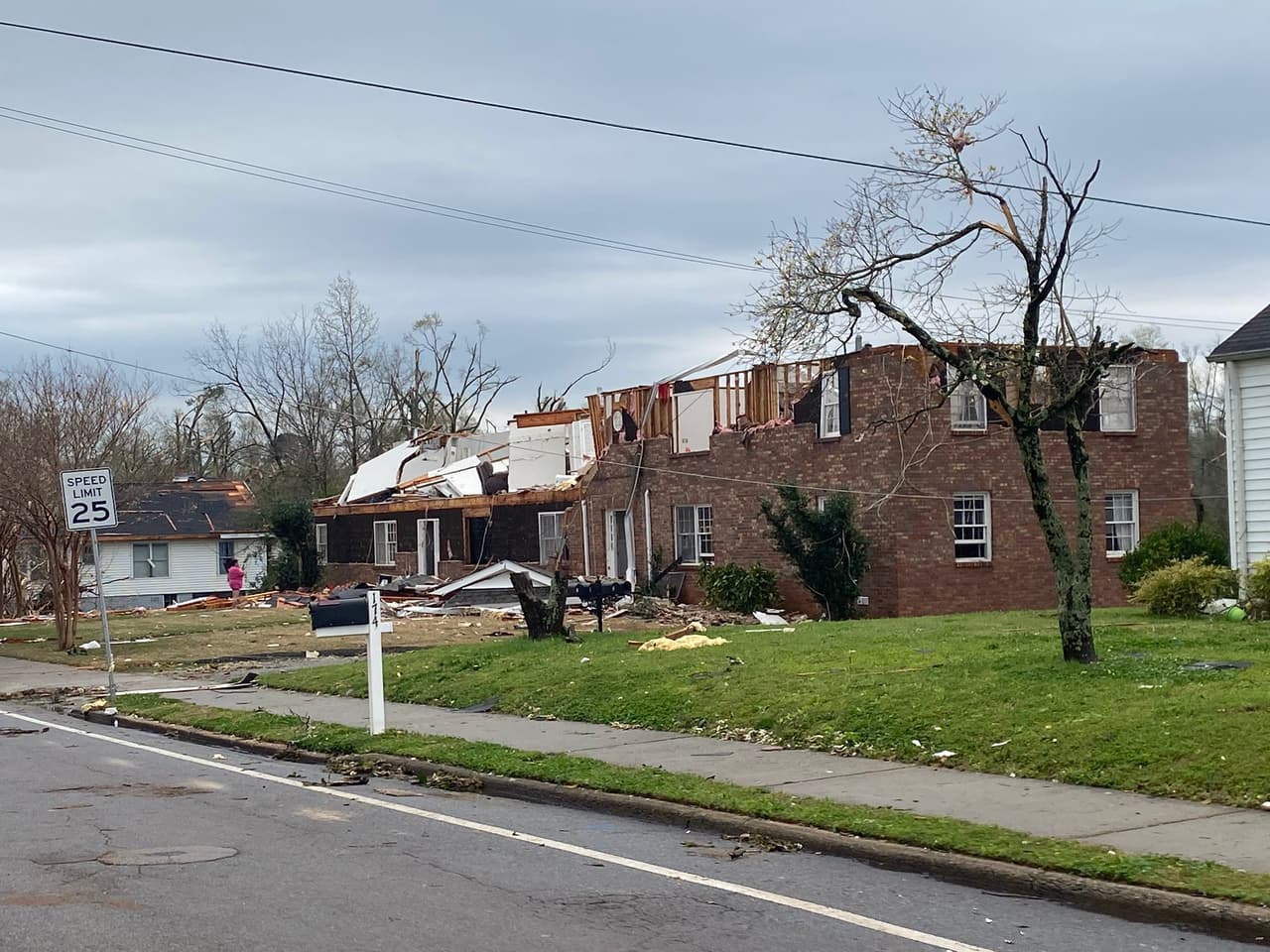 Las tormentas produjeron tornados de larga trayectoria mientras se movían al este de Alabama y atravesaban hacia el noroeste de Georgia.