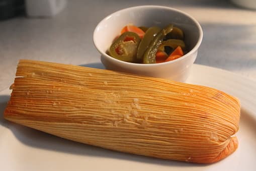 1. Tamal se deriva de la palabra
<i> tamalii</i> del idioma náhuatl hablado por los aztecas. La palabra significa "comida envuelta".
<br>