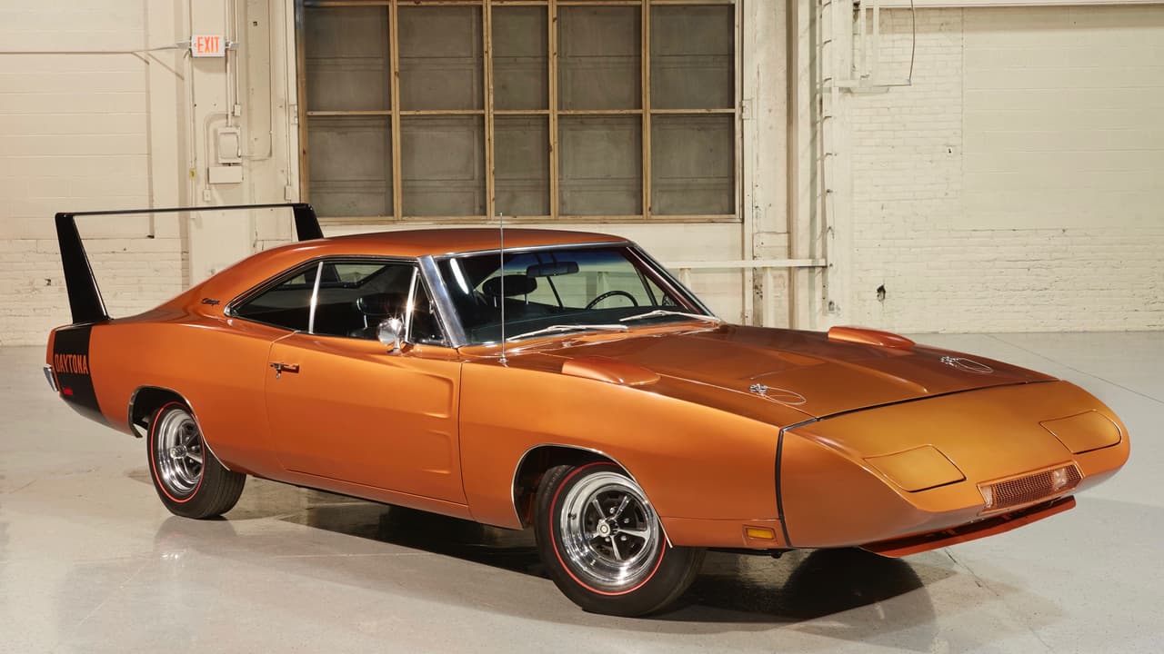 El 
<b>Hemi 426 ‘Elephant’</b> que instalado bajo el capó del 
<b>Dodge Challenger Daytona</b> de 1969 (en la imagen), su gemelo el 
<b>Plymouth Road Runner Superbird</b> y otras bestias legendarias Mopar de la época.
<br>
