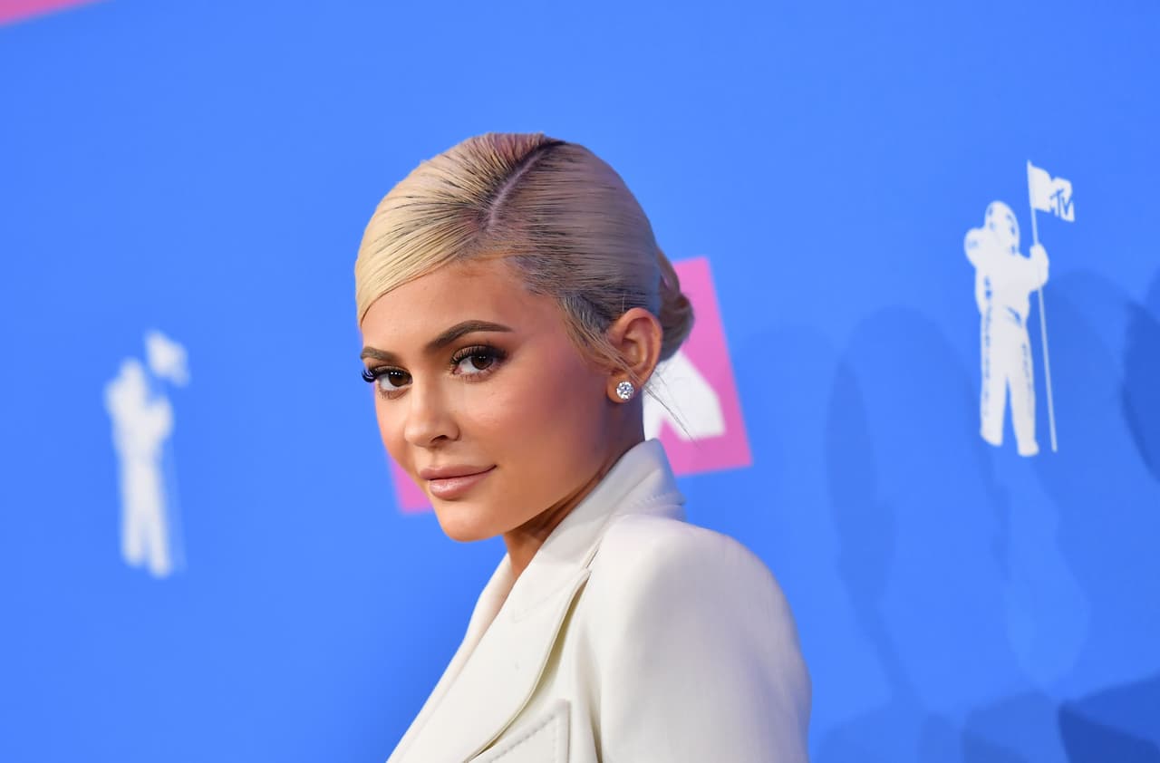 <b>Puesto 7: Kylie Jenner, empresaria y modelo. </b>
<br>
<br>
<b>356.3 millones de seguidores en redes sociales.</b>
<br>
<br>La exitosa empresaria de la industria de los cosméticos y parte de la mediática familia Kardashian tiene 24 años, es la más joven de esta lista.
<br>
<br>
<a href="https://www.instagram.com/kyliejenner/"><u>Instagram</u></a>: 242 millones de seguidores.
<br>
<br>
<a href="https://twitter.com/KylieJenner"><u>Twitter</u></a>: 38.6 millones de seguidores.
<br>
<br>
<a href="https://www.tiktok.com/@kyliejenner?lang=en"><u>Tik Tok</u></a>: 32.9 millones de followers.
<br>
<br>
<a href="https://www.facebook.com/KylieJenner"><u>Facebook</u></a>: 32 millones de seguidores.
<br>
<br>
<a href="https://www.youtube.com/channel/UCWkYXtnAuu7VTLPwUcRSB6A"><u>Youtube</u></a>: 10.8 millones de seguidores.
<br>