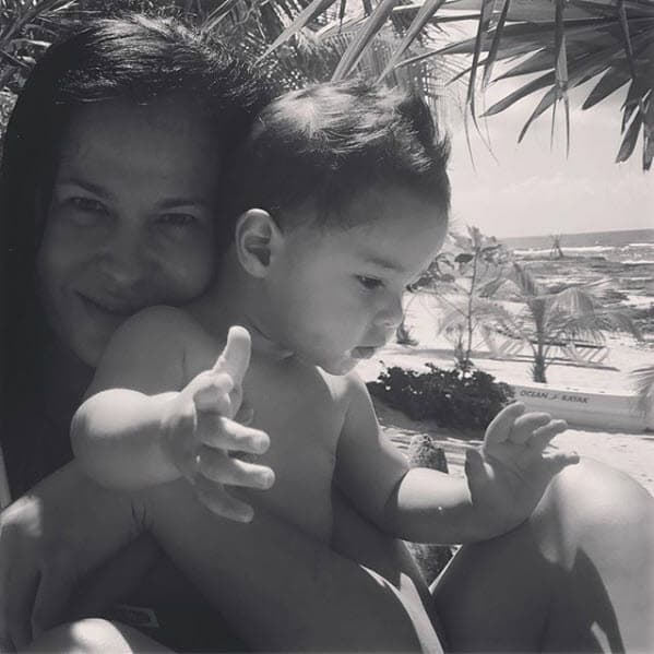 La actriz disfruta al máximo su faceta de madre: "De los pequeños placeres de la vida, el estar aquí y ahora. Vive feliz", publicó en Instagram.