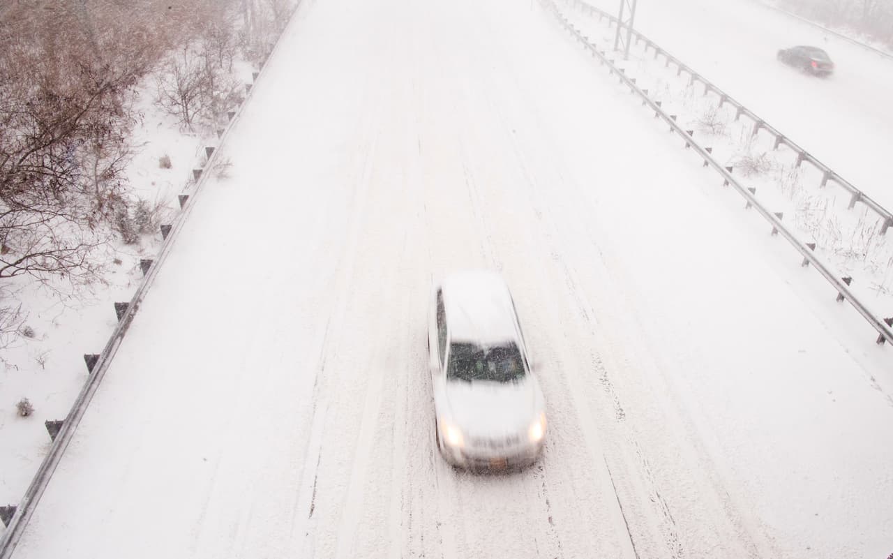 Auto pasa por el Sunrise Highway en Medford, Nueva York.