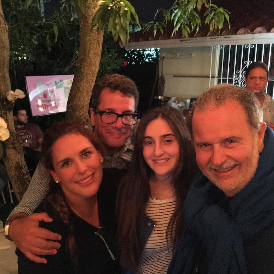 Así como la actriz Angélica Vale, a quien vemos en esta imagen con Mia junto a su esposo Otto Padrón y El Gordo.