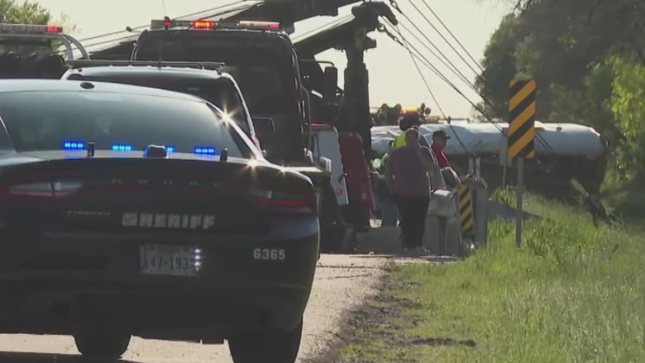 Dos personas perdieron la vida, entre ellas un menor de edad, luego de que 
<b><a href="https://www.univision.com/local/austin-kakw/autobus-escolar-vuelca-bastrop-austin-ninos" target="_blank">un autobús escolar del Distrito Escolar Independiente Consolidado de Hays (CISD)</a> se volcara en horas de la tarde de este viernes. </b>
<br>
<br>Según CISD, los estudiantes de prekínder de la escuela primaria Tom Green regresaban de una excursión al zoológico de Bastrop. 
<br>
<br>El reporte indica que 40 alumnos y 11 adultos viajaban en el vehículo.